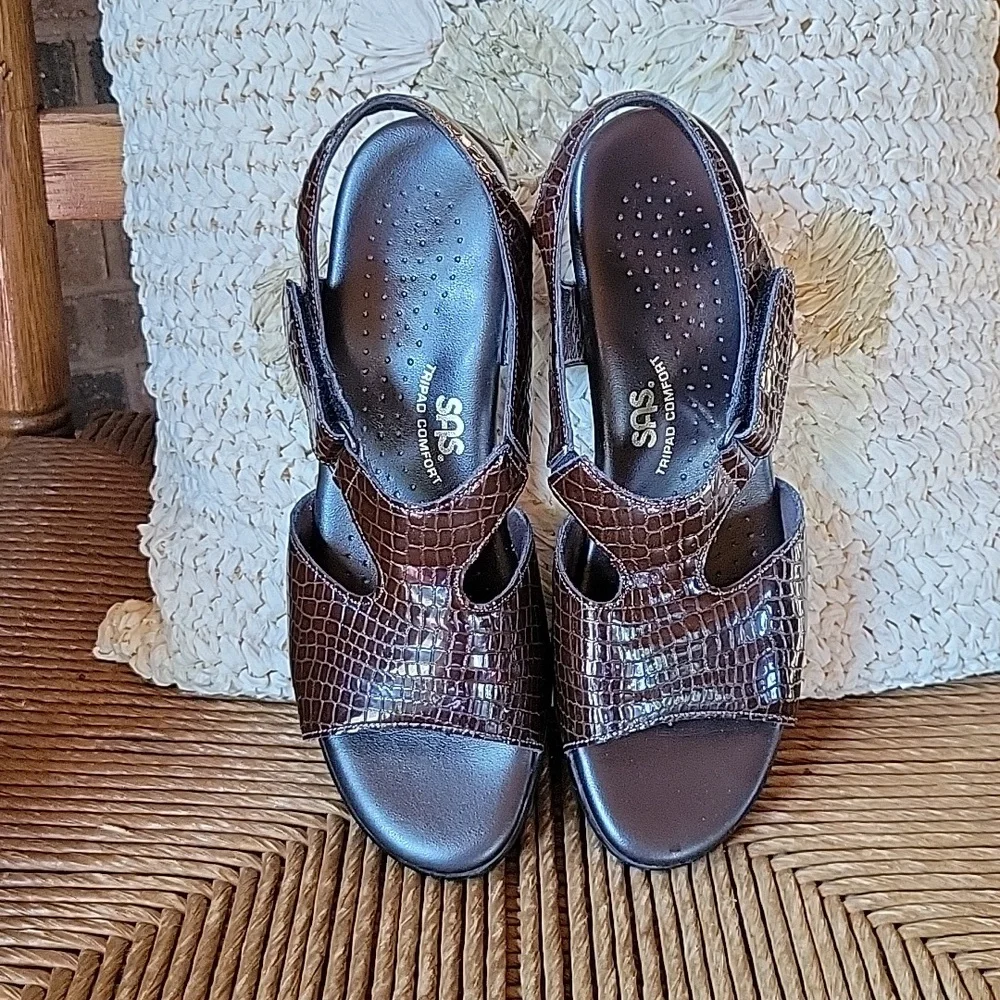 SAS Suntimer brown croc sandal, size 8.5N